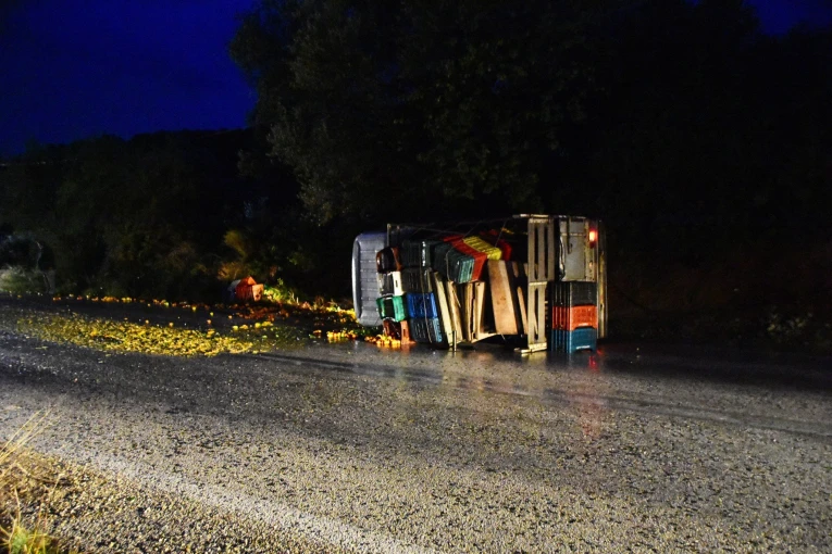 Αγροτικό με πορτοκάλια ανετράπη στα Δερβενάκια/φωτό eurokinissi Αγροτικό με πορτοκάλια ανετράπη στα Δερβενάκια/φωτό eurokinissi