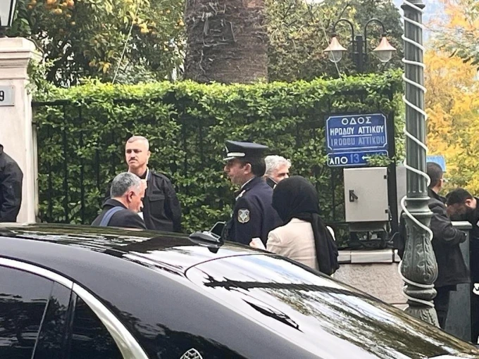          Τούρκοι δημοσιογράφοι έξω από το Μέγαρο Μαξίμου/flash.gr     