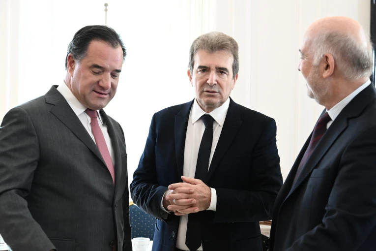 Μιχάλης Χρυσοχοΐδης, Άδωνις Γεωργιάδης και Γιώργος Φλωρίδης στη συνεδρίαση του υπουργικού συμβουλίου/φωτό eurokinissi