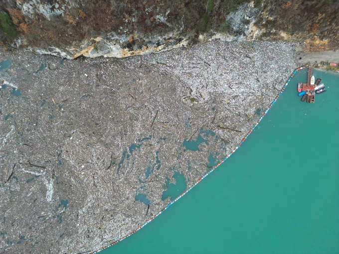 Φωτογραφίες από drone με την τεράστια περιβαλλοντική καταστροφή στον Δρίνο / Reuters