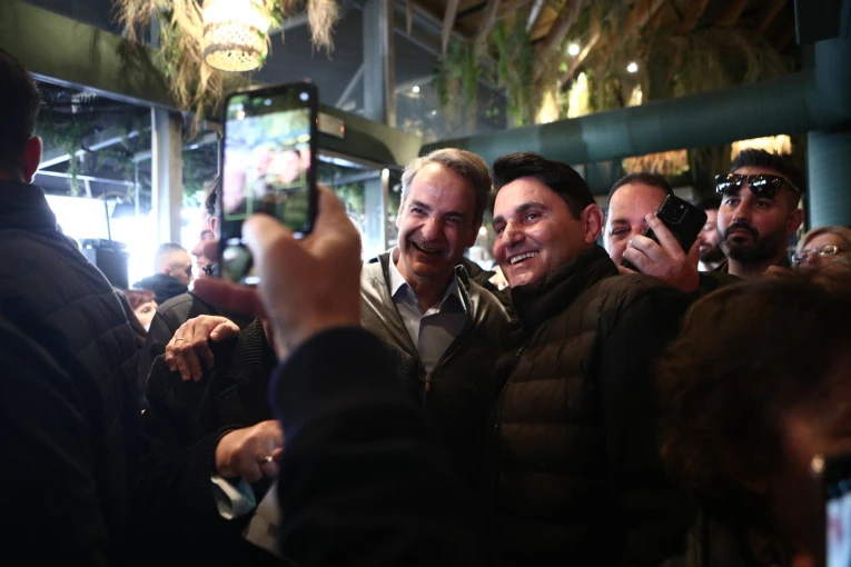 Ο Κυριάκος Μητσοτάκης φωτογραφίζεται με πολίτες στο Χαϊδάρι/eurokinissi 