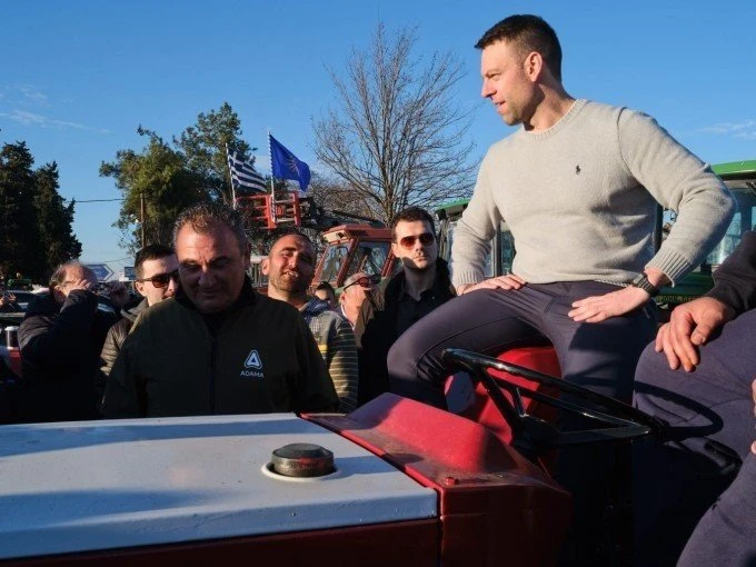 Ο Στέφανος Κασσελάκης επάνω σε τρακτέρ.