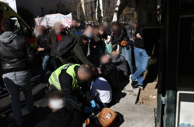 Φοιτητές δέχονται τις πρώτες βοήθειες στο πανεκπαιδευτικό συλλαλητήριο/INTIME Φοιτητές δέχονται τις πρώτες βοήθειες στο πανεκπαιδευτικό συλλαλητήριο/INTIME