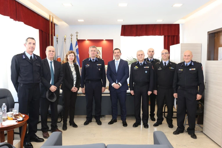 Από αριστερά: Αντιπυραγός Αντώνιος Αζάς, Προϊστάμενος Α’ Γραφείου Πυρασφάλειας, Α. Περιλής Διοικητικός Διευθυντής Ιατρικού Διαβαλκανικού Θεσσαλονίκης, Φωτεινή Οφείδου Οικονομική Διευθύντρια, Αναπληρώτρια Γενική Διευθύντρια Ιατρικού Διαβαλκανικού Θεσσαλονίκης, Γενικός Επιθεωρητής Βορείου Ελλάδος Αντιστράτηγος Π.Σ. Ευάγγελος Φαλάρας, Γιώργος Ζέρδιλας Γενικός Διευθυντής Ομίλου Ιατρικού Αθηνών, Συντονιστής Επιχειρήσεων Κεντρικής και Ανατολικής Μακεδονίας και Θράκης Υποστράτηγος Π.Σ. Κοσμίδης Θεόδωρος, Προϊστάμενος Κεντρικών Ιατρείων Θεσσαλονίκης Πύραρχος Τσαβδαρίδης Ιωάννης, Διοικητής Περιφερειακής Πυροσβεστικής Διοίκησης Κεντρικής Μακεδονίας Αρχιπύραρχος Στεργιούλας Ιωάννης Από αριστερά: Αντιπυραγός Αντώνιος Αζάς, Προϊστάμενος Α’ Γραφείου Πυρασφάλειας, Α. Περιλής Διοικητικός Διευθυντής Ιατρικού Διαβαλκανικού Θεσσαλονίκης, Φωτεινή Οφείδου Οικονομική Διευθύντρια, Αναπληρώτρια Γενική Διευθύντρια Ιατρικού Διαβαλκανικού Θεσσαλονίκης, Γενικός Επιθεωρητής Βορείου Ελλάδος Αντιστράτηγος Π.Σ. Ευάγγελος Φαλάρας, Γιώργος Ζέρδιλας Γενικός Διευθυντής Ομίλου Ιατρικού Αθηνών, Συντονιστής Επιχειρήσεων Κεντρικής και Ανατολικής Μακεδονίας και Θράκης Υποστράτηγος Π.Σ. Κοσμίδης Θεόδωρος, Προϊστάμενος Κεντρικών Ιατρείων Θεσσαλονίκης Πύραρχος Τσαβδαρίδης Ιωάννης, Διοικητής Περιφερειακής Πυροσβεστικής Διοίκησης Κεντρικής Μακεδονίας Αρχιπύραρχος Στεργιούλας Ιωάννης