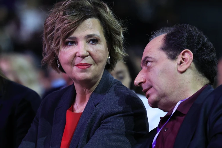 Τι θέλει άραγε να πει ο Χρήστος Σπίρτζης στην Όλγα Γεροβασίλη χωρίς να τον ακούσουν οι άλλοι σύνεδροι; / Eurokinissi Τι θέλει άραγε να πει ο Χρήστος Σπίρτζης στην Όλγα Γεροβασίλη χωρίς να τον ακούσουν οι άλλοι σύνεδροι; / Eurokinissi