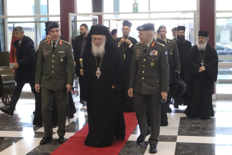 Ο Αρχιεπίσκοπος Ιερώνυμος δίπλα στον Αρχηγό ΓΕΣ και τον Διοικητή της ΣΣΕ