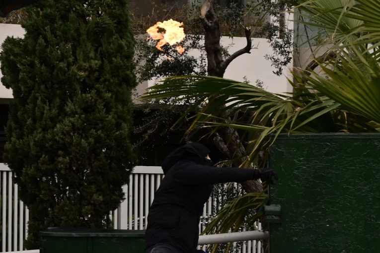 Κουκουλοφόροι πετούν βόμβες μολότοφ μπροστά στη Βουλή/Eurokinissi