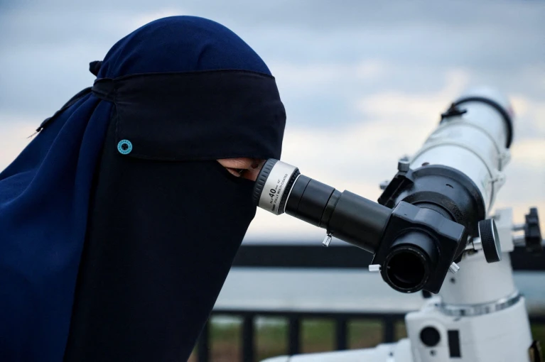 Μια γυναίκα παρατηρεί τη Σελήνη, η θέση της οποίας ορίζει την έναρξη και τη λήξη του Ραμαζανιού / Reuters