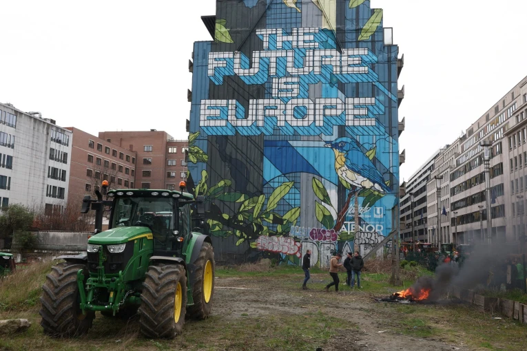 Επεισόδια στην Πλατεία Σουμάν από εξαγριωμένους αγρότες στις Βρυξέλλες / Reuters