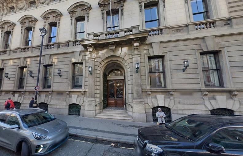 Η είσοδος του Garrick club στην ομώνυμη οδό του Λονδίνου, μια ανάσα από τη Leicester square / Google