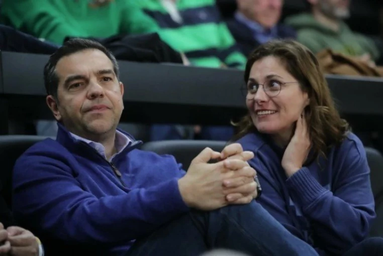          λέξης Τσίπρας και Μπέτυ Μπαζιάνα σε εξέδρες του ΟΑΚΑ / eurokinissi     