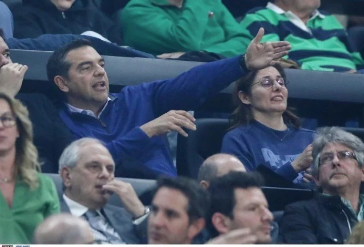          λέξης Τσίπρας και Μπέτυ Μπαζιάνα σε εξέδρες του ΟΑΚΑ / intime     