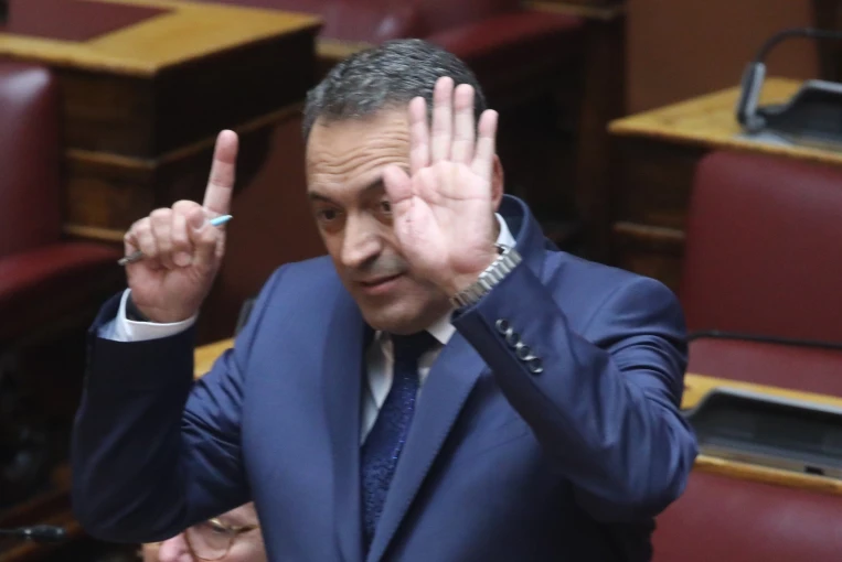 Ο Βασίλης Στίγκας καλοπιάνει τώρα τους βουλευτές του καθώς κινδυνεύει να μείνει πρόεδρος χωρίς κοινοβουλευτική ομάδα / Eurokinissi
