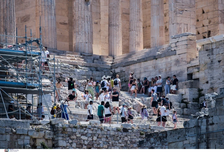 Τουρίστες στον Ιερό Βράχο της Ακρόπολης Τουρίστες στον Ιερό Βράχο της Ακρόπολης
