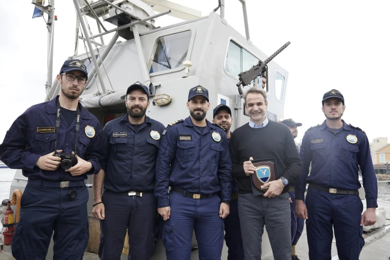 Ο Κυριάκος Μητσοτάκης στο λιμάνι της Μυτιλήνης / Γραφείο Τύπου Πρωθυπουργού