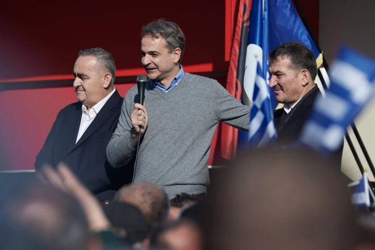          Ο Κυριάκος Μητσοτάκης στη Χειμάρρα με τον Πύρρο Δήμα και τον Φρέντι Μπελέρη / Eurokinissi     