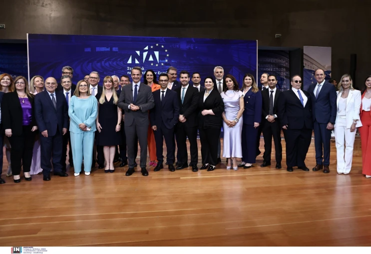 Ο Κυριάκος Μητσοτάκης με τους υποψήφιους ευρωβουλευτές της ΝΔ 