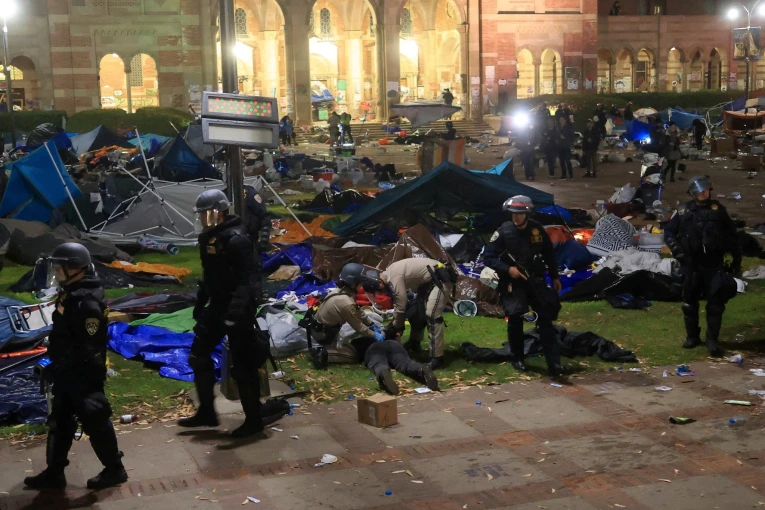 Η αστυνομία διέλυσε τον καταυλισμό φοιτητών υπέρ των Παλαιστινίων στο Πανεπιστήμιο της Καλιφόρνιας / Reuters