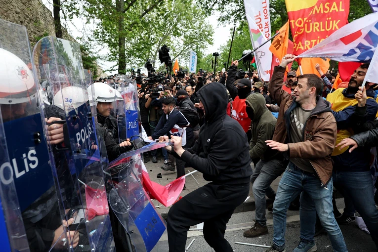 Επέμβαση της αστυνομίας στην πρωτομαγιάτικη διαδήλωση στην Κωνσταντινούπολη, 01/05/24. EPA/ΑΠΕ-ΜΠΕ Επέμβαση της αστυνομίας στην πρωτομαγιάτικη διαδήλωση στην Κωνσταντινούπολη, 01/05/24. EPA/ΑΠΕ-ΜΠΕ