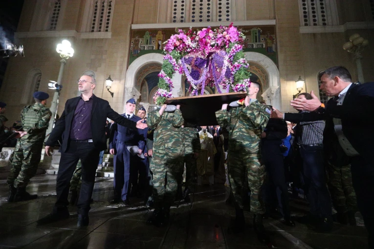 Η περιφορά του Επιταφίου στον Ιερό Μητροπολιτικό Ναό Αθηνών Η περιφορά του Επιταφίου στον Ιερό Μητροπολιτικό Ναό Αθηνών