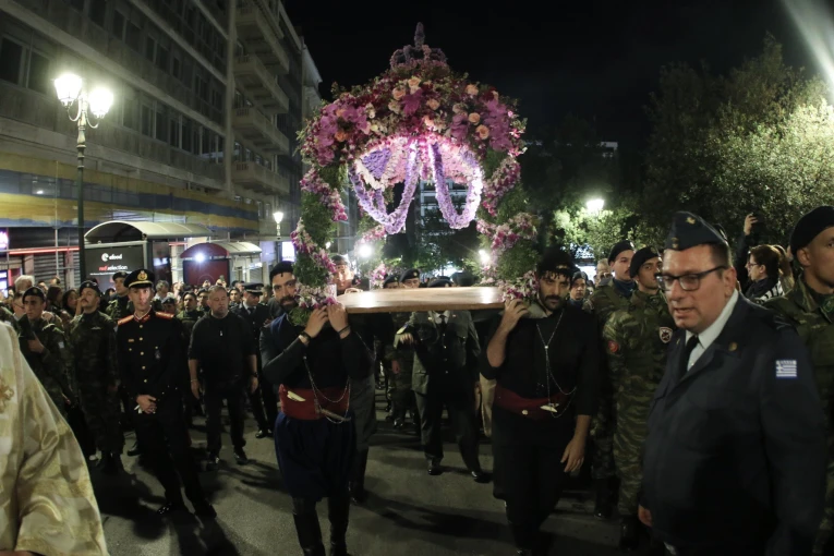 Η περιφορά του Επιταφίου στον Ιερό Μητροπολιτικό Ναό Αθηνών / Eurokinissi