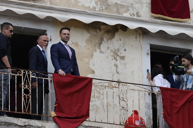 O Στέφανος Κασσελάκης με τον σύζυγό του τιμούν το έθιμο των μπότηδων στην Κέρκυρα / Eurokinissi O Στέφανος Κασσελάκης με τον σύζυγό του τιμούν το έθιμο των μπότηδων στην Κέρκυρα / Eurokinissi