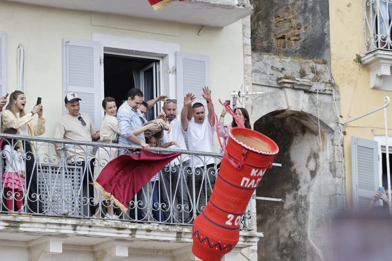 Το έθιμο των μπότηδων στην Κέρκυρα / Eurokinissi Το έθιμο των μπότηδων στην Κέρκυρα / Eurokinissi