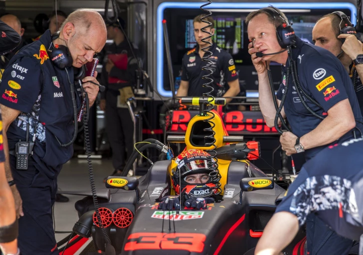 Φωτογραφία αρχείου: ΑΠΕ-ΜΠΕ Adrian Newey (αριστερά) Φωτογραφία αρχείου: ΑΠΕ-ΜΠΕ Adrian Newey (αριστερά)