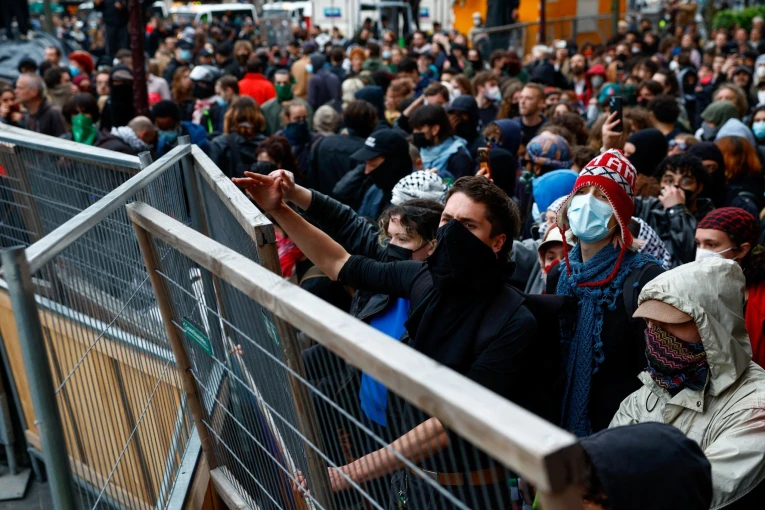 Συγκρούσεις διαδηλωτών υπέρ της Παλαιστίνης με την αστυνομία στο Άμστερνταμ. Φωτογραφία: Reuters
