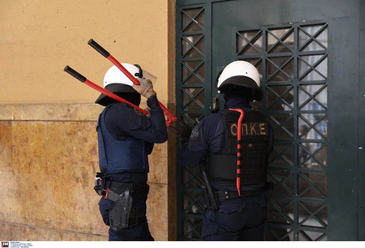 Η επέμβαση της ΕΛ.ΑΣ. στην κατάληψη της Νομικής Η επέμβαση της ΕΛ.ΑΣ. στην κατάληψη της Νομικής