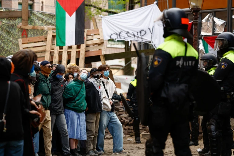 Διαδήλωση υπέρ της Παλαιστίνης στο Άμστερνταμ, στην οποία πρωταγωνιστούν οι φοιτητές. Φωτογραφία: Reuters