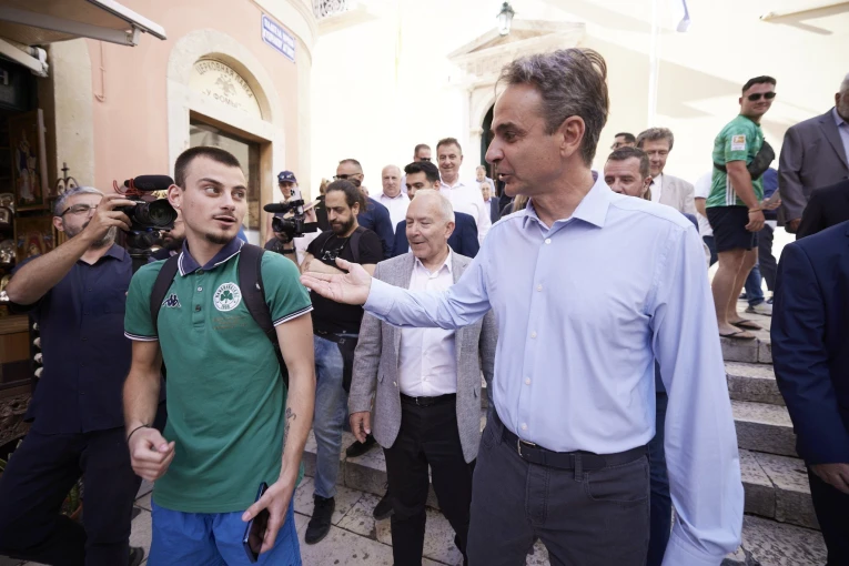 Ο Κυριάκος Μητσοτάκης με έναν από τους ευτυχισμένους οπαδούς του Παναθηναϊκού στην Κέρκυρα / Γραφείο Τύπου Πρωθυπουργού 