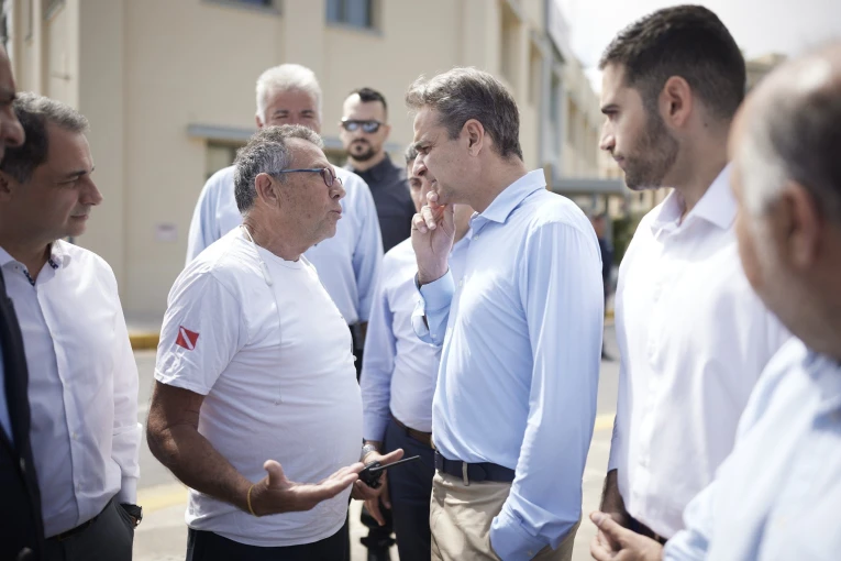 Ο Κυριάκος Μητσοτάκης συνομιλεί με πολίτες στην Κρήτη