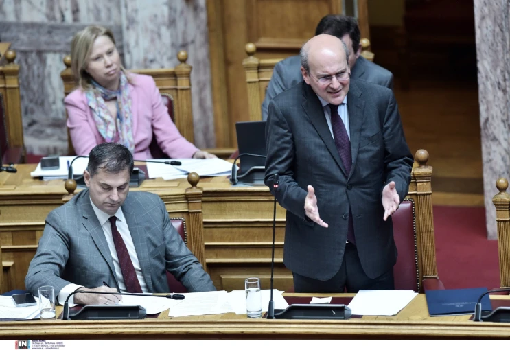 Κωστής Χατζηδάκης και Χάρης Θεοχάρης - η υπόθεση των ελεύθερων επαγγελματιών κόστισε ακριβά στην κυβέρνηση 