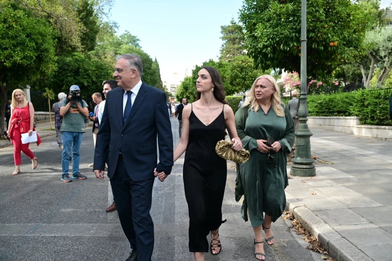Ο νέος υπουργός Ανάπτυξης Τάκης Θεοδωρικάκος με την οικογένειά του / Eurokinissi Ο νέος υπουργός Ανάπτυξης Τάκης Θεοδωρικάκος με την οικογένειά του / Eurokinissi