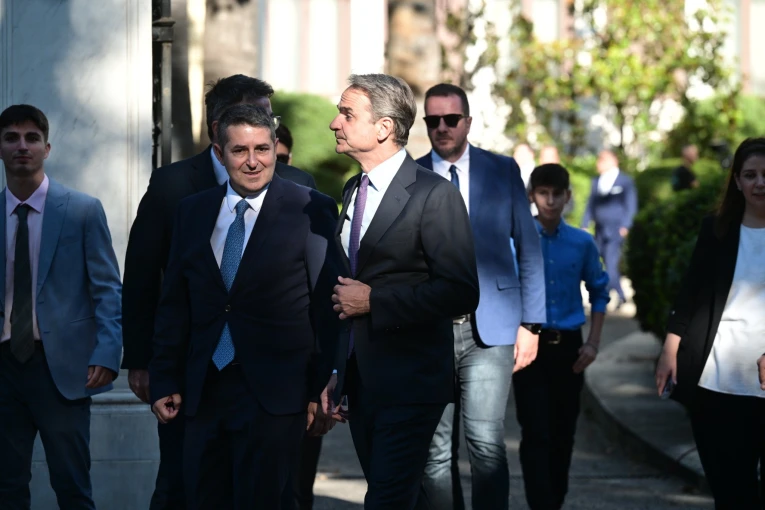 Ο Κυριάκος Μητσοτάκης με τον νέο υφυπουργό παρά τω πρωθυπουργώ Γιώργο Μυλωνάκη / Eurokinissi Ο Κυριάκος Μητσοτάκης με τον νέο υφυπουργό παρά τω πρωθυπουργώ Γιώργο Μυλωνάκη / Eurokinissi