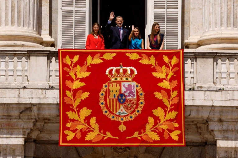 Η Ισπανική βασιλική οικογένεια στο μπαλκόνι του Palacio Real / Reuters
