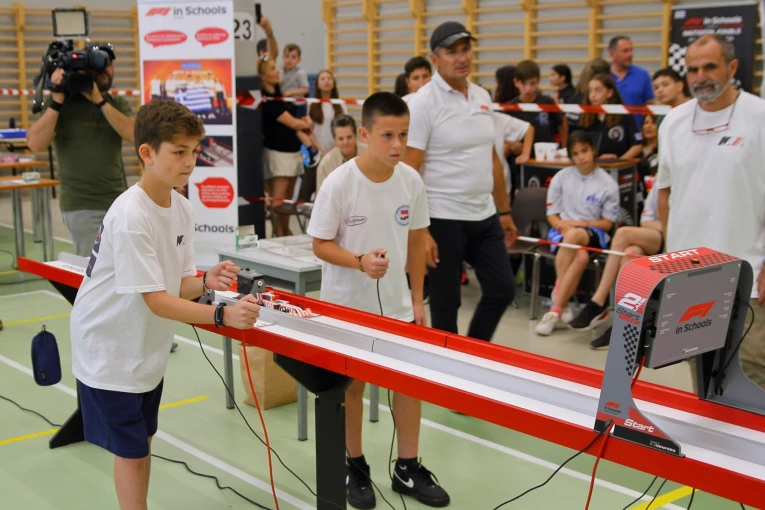 2024f1-in-schools-champ2.jpg?v=0