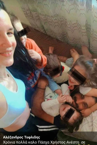 Η σύζυγος και τα τέσσερα παιδιά του εθελοντή δασοπυροσβέστη Αλέξανδρου Τυφλίδη