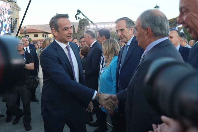 Ομιλία Μητσοτάκη στην Κ.Ο. με το βλέμμα στην κοινή εμφάνιση Καραμανλή και Σαμαρά / Φωτ. Αρχείου Eurokinissi Ομιλία Μητσοτάκη στην Κ.Ο. με το βλέμμα στην κοινή εμφάνιση Καραμανλή και Σαμαρά / Φωτ. Αρχείου Eurokinissi