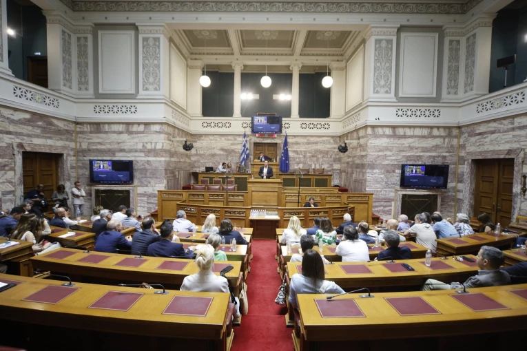 Επτά βουλευτές υπογράφουν το κείμενο των «87» του ΣΥΡΙΖΑ / Eurokinissi Επτά βουλευτές υπογράφουν το κείμενο των «87» του ΣΥΡΙΖΑ / Eurokinissi