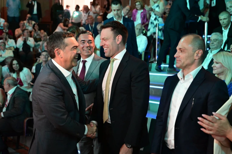 Η τελευταία ολιγόλεπτη συνάντηση Τσίπρα - Κασσελάκη στο Ωδείο Αθηνών / Φωτ. Αρχείου Eurokinissi Η τελευταία ολιγόλεπτη συνάντηση Τσίπρα - Κασσελάκη στο Ωδείο Αθηνών / Φωτ. Αρχείου Eurokinissi