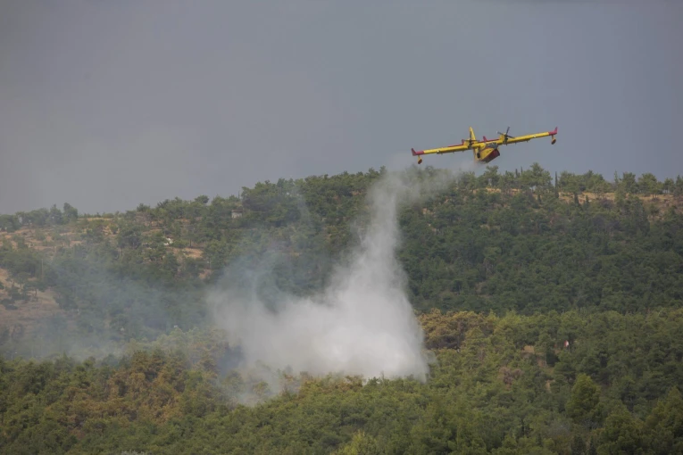 αεροσκάφος Canadair πραγματοποιεί ρίψη νερού σε παλαιότερη φωτιά στο Σέιχ Σου, φωτό αρχείο Eurokinissi