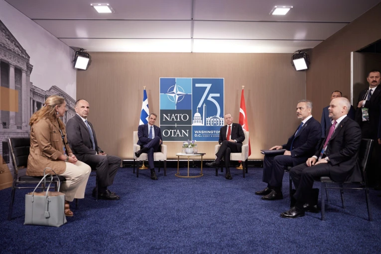 Εικόνα από τη συνάντηση Μητσοτάκη - Ερντογάν στο περιθώριο της Συνόδου του ΝΑΤΟ (φωτο: Eurokinissi/Γραφείο Τύπου Πρωθυπουργού)