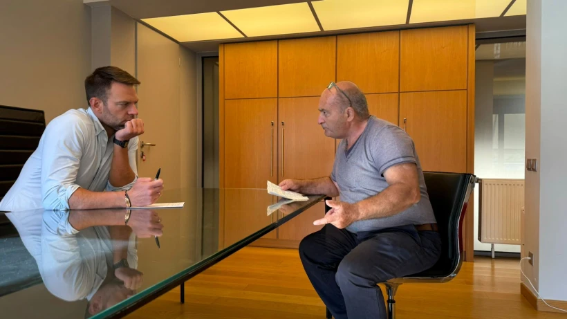 Ο Στέφανος Κασσελάκης στο γραφείο του με έναν πολίτη 