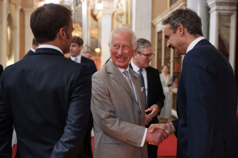          Ο βασιλιάς Κάρολος συναντήθηκε με τον Κυριάκος Μητσοτάκη και τον Εμανουέλ Μακρόν στην 4ης Σύνοδο της Ευρωπαϊκής Πολιτικής Κοινότητας / Reuters     