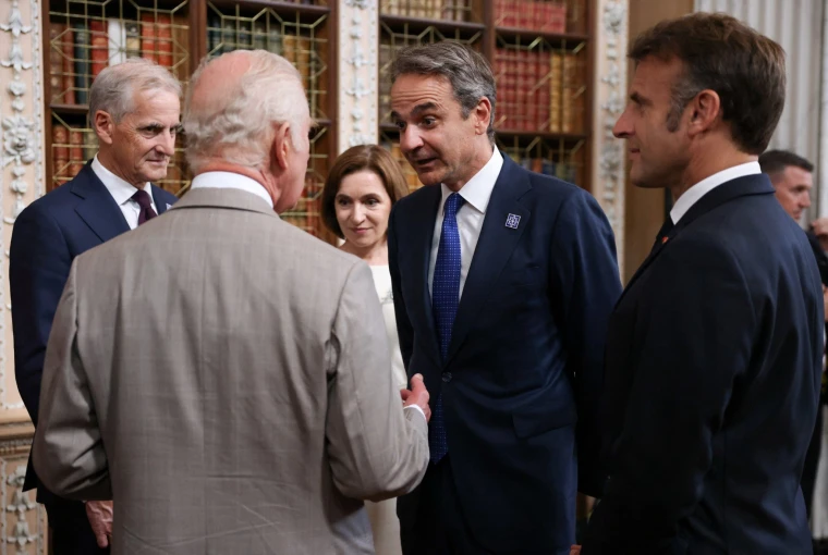          Ο βασιλιάς Κάρολος συναντήθηκε με τον Κυριάκος Μητσοτάκη και τον Εμανουέλ Μακρόν στην 4ης Σύνοδο της Ευρωπαϊκής Πολιτικής Κοινότητας / Reuters     