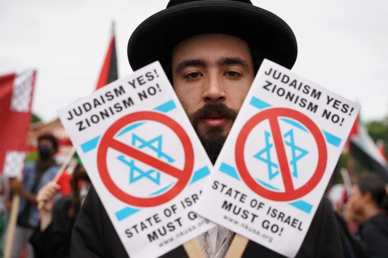 Μέλη εβραϊκής ομάδας διαμαρτύρονται για τις επιθέσεις του Ισραήλ κατά της Παλαιστίνης / Reuters