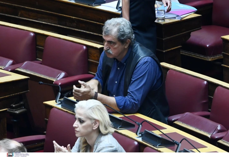 O Παύλος Πολάκης στην Ολομέλεια της Βουλής ακούει την ανακοίνωση της διαγραφής του από την Κ.Ο. του ΣΥΡΙΖΑ 