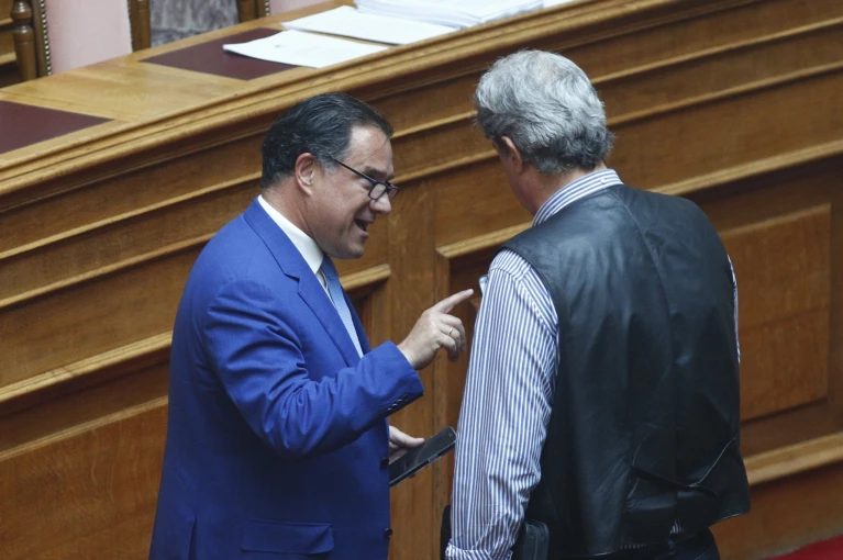 Ενδεικτική εικόνα από την... τάση συμφιλίωσης των δύο ανδρών, με αμοιβαίες εξηγήσεις σήμερα στη Βουλή, μετά την άγρια πολιτική κόντρα που είχαν το τελευταίο διάστημα (φωτο: Eurokinissi) Ενδεικτική εικόνα από την... τάση συμφιλίωσης των δύο ανδρών, με αμοιβαίες εξηγήσεις σήμερα στη Βουλή, μετά την άγρια πολιτική κόντρα που είχαν το τελευταίο διάστημα (φωτο: Eurokinissi)